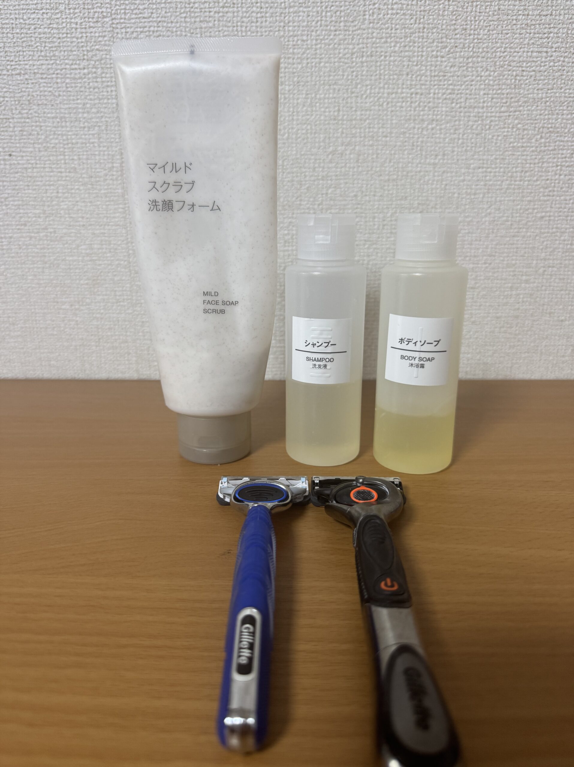 サウナバッグの中身。洗顔フォーム、シャンプーとボディソープの小分けボトル、カミソリ2本