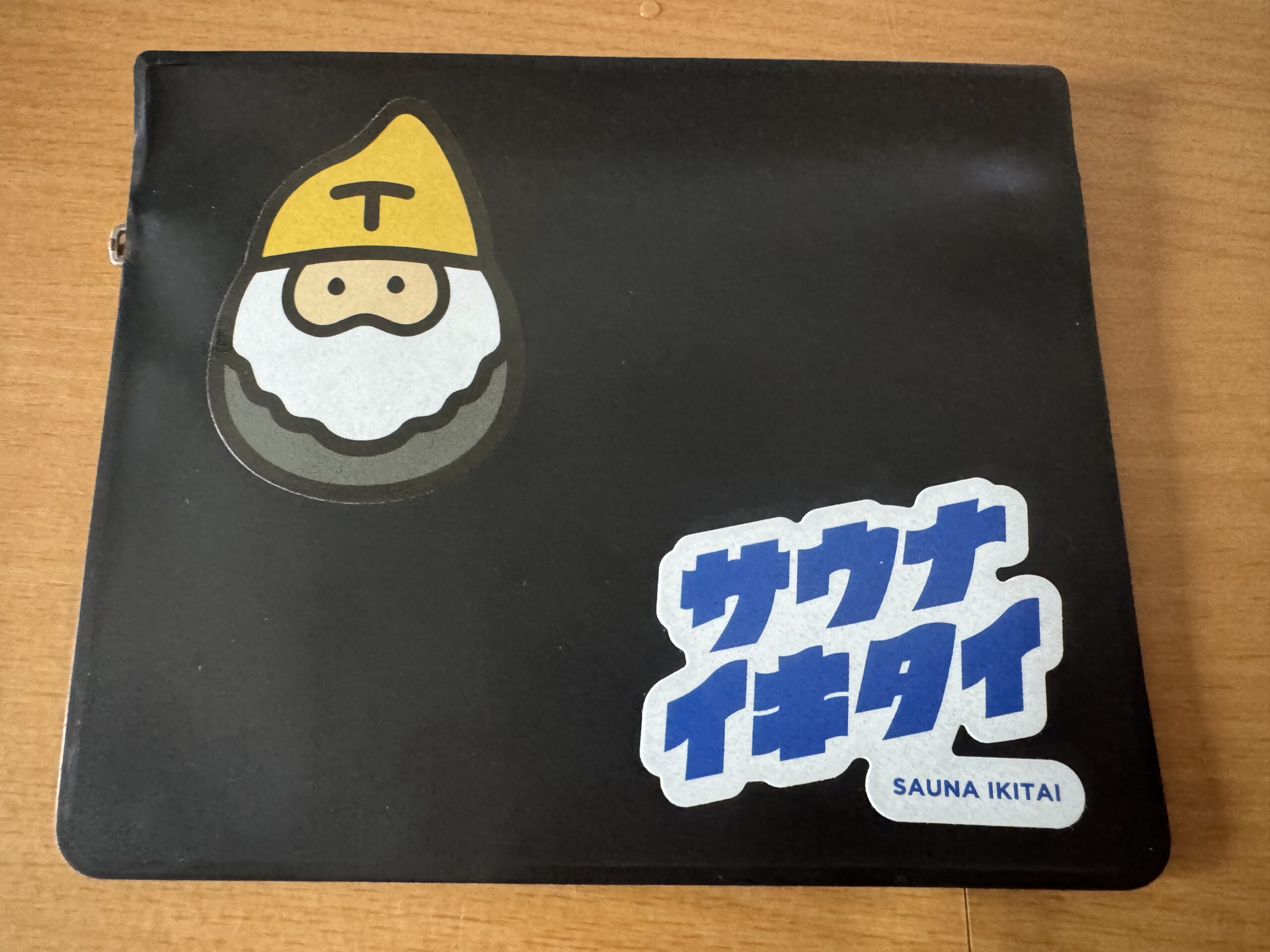 サウナイキタイのステッカーを貼ってカスタムしたケース