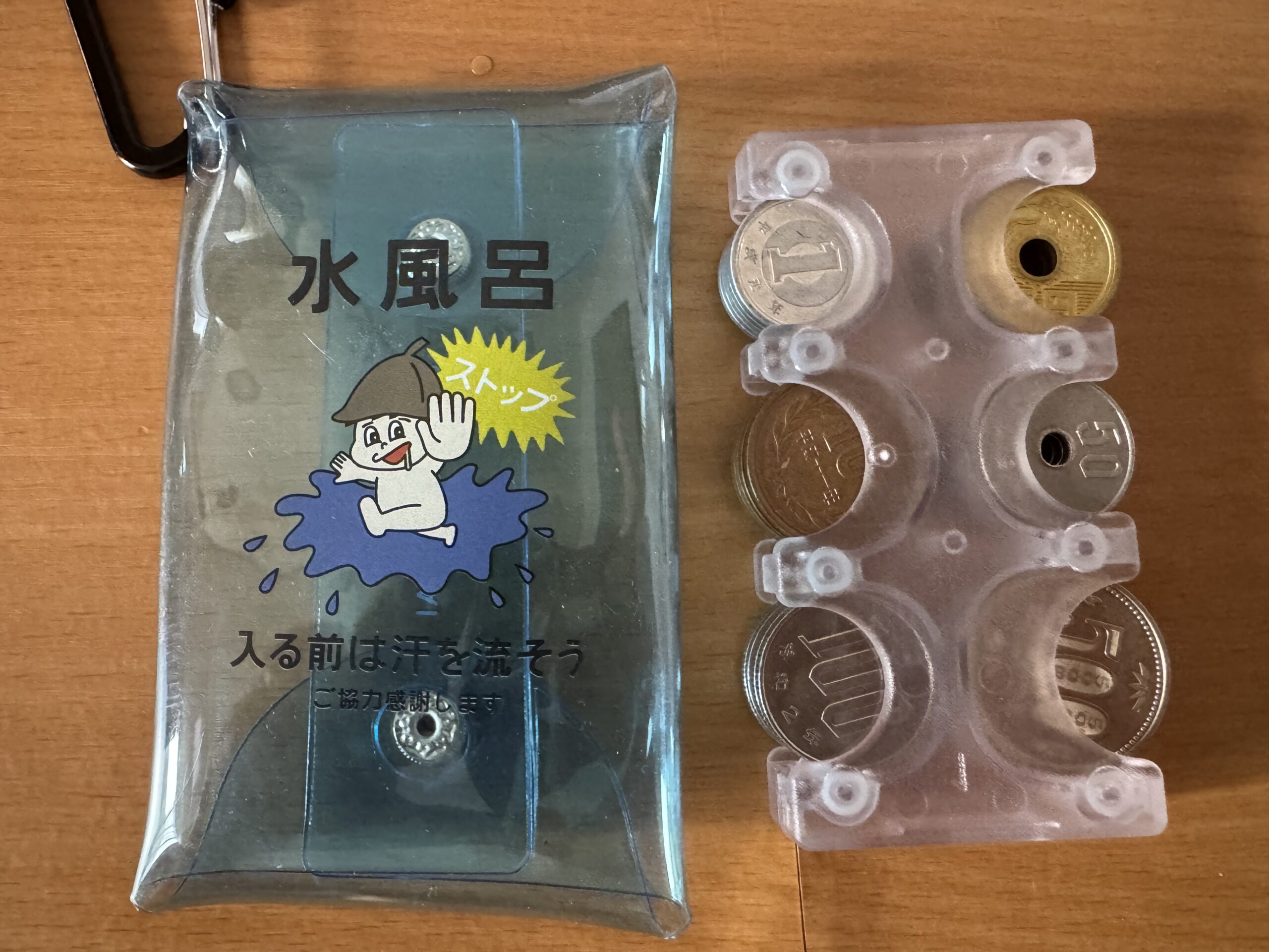 サウナイキタイ×3COINSコラボのコインケース。ストップ坊やの水風呂デザイン