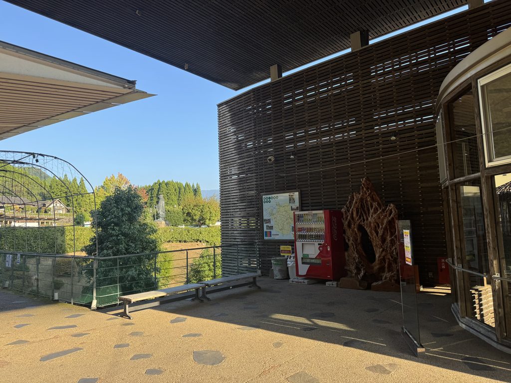 佐俣の湯の建物と広場