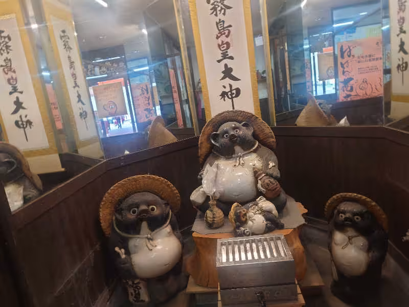 たぬき湯の館内でお出迎えしてくれるたぬきの置物