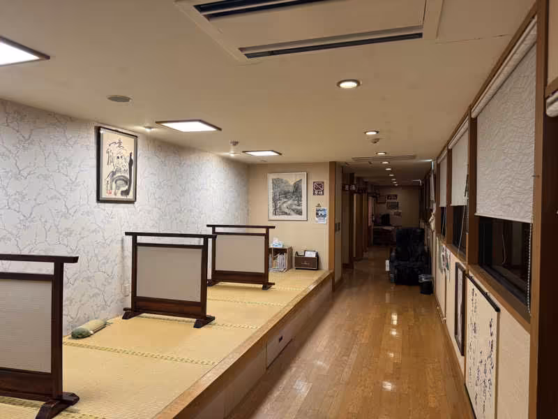 かじか庵の館内。畳の休憩スペースがある廊下