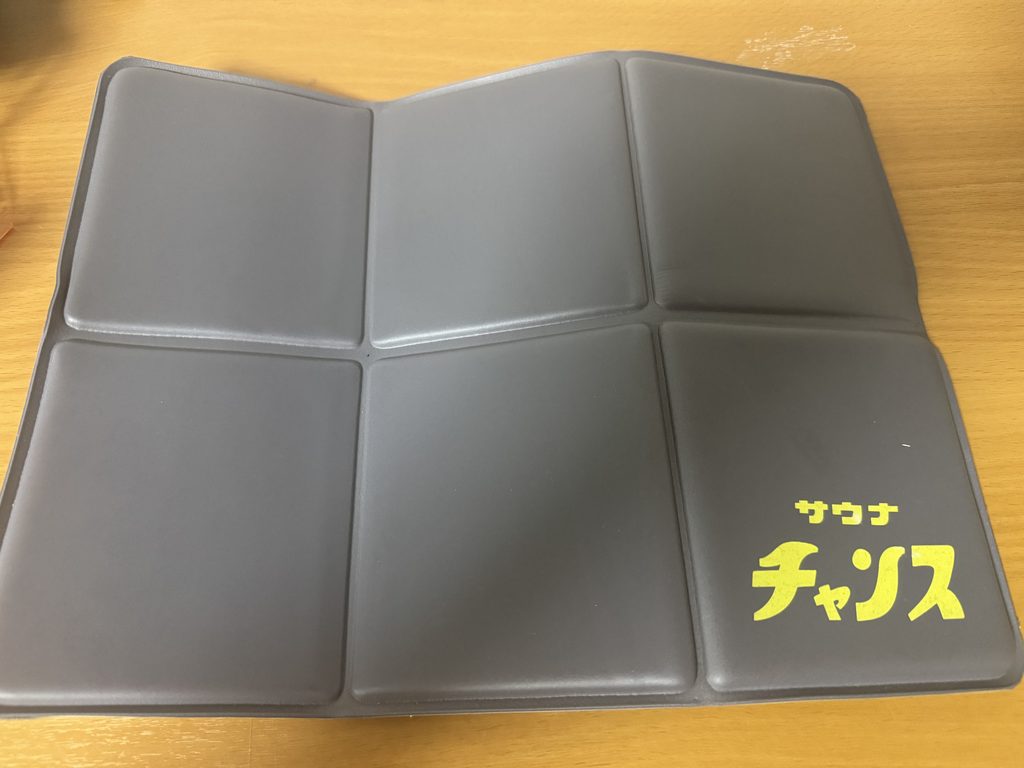 広げたコラボサウナマット(グレーの面)