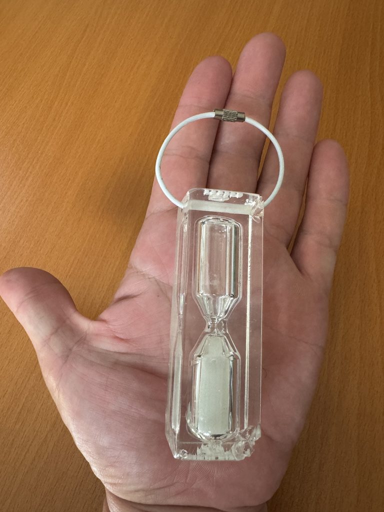 手のひらにのせたハイロ サンドタイマー