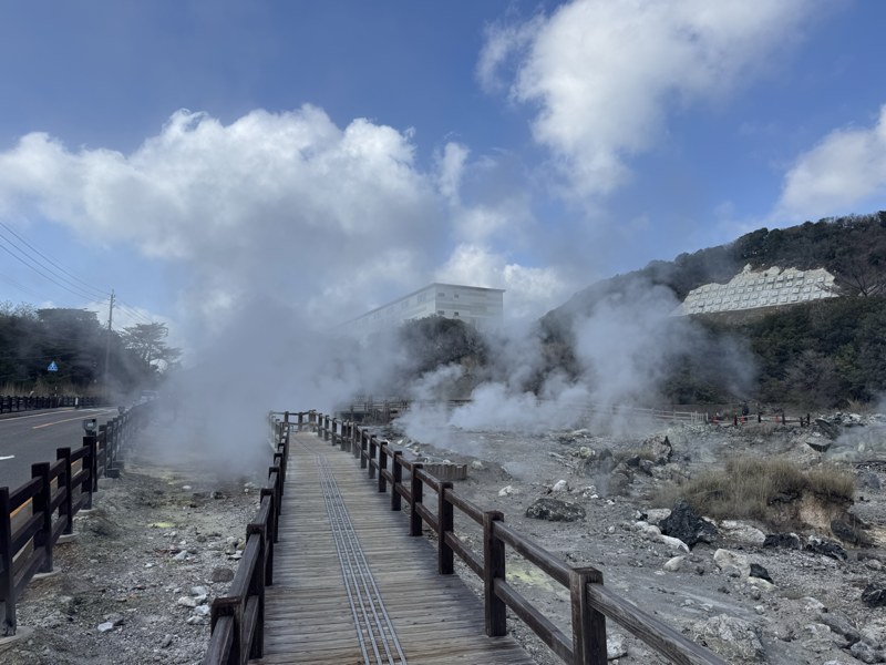 湯けむりが立ちのぼる雲仙地獄の遊歩道